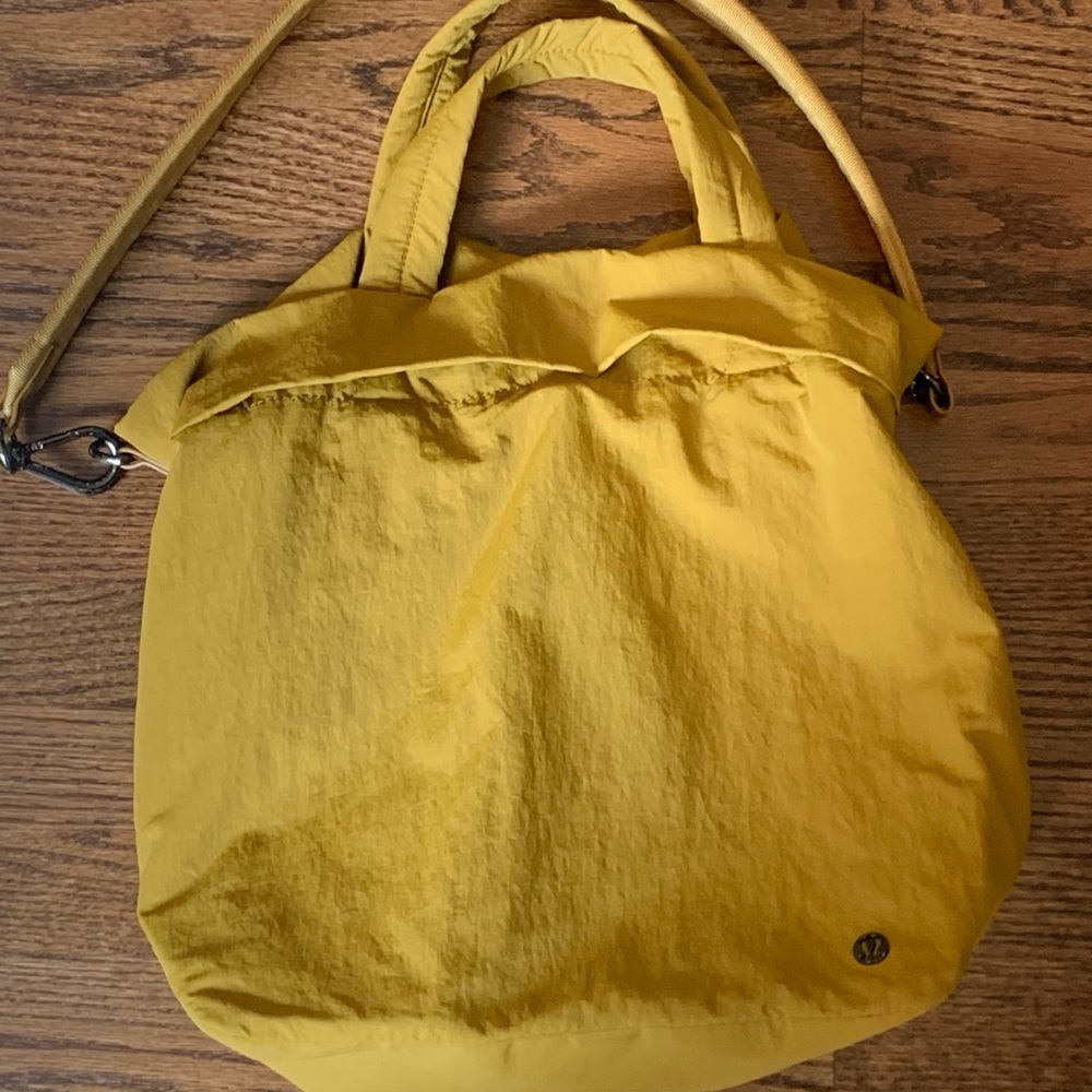 Lululemon On My Level Bag 19L Gold Spice